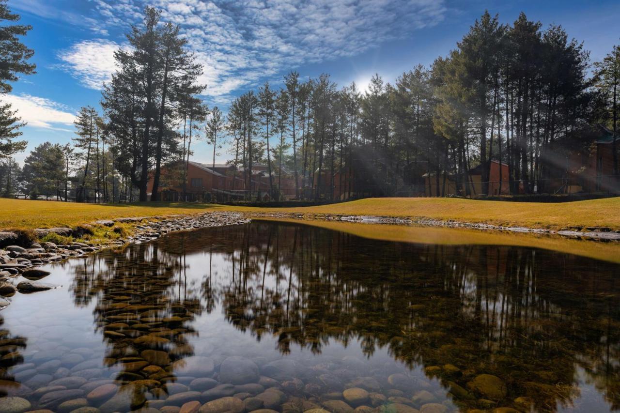 Radisson Golf Resort Pahalgam Bagian luar foto