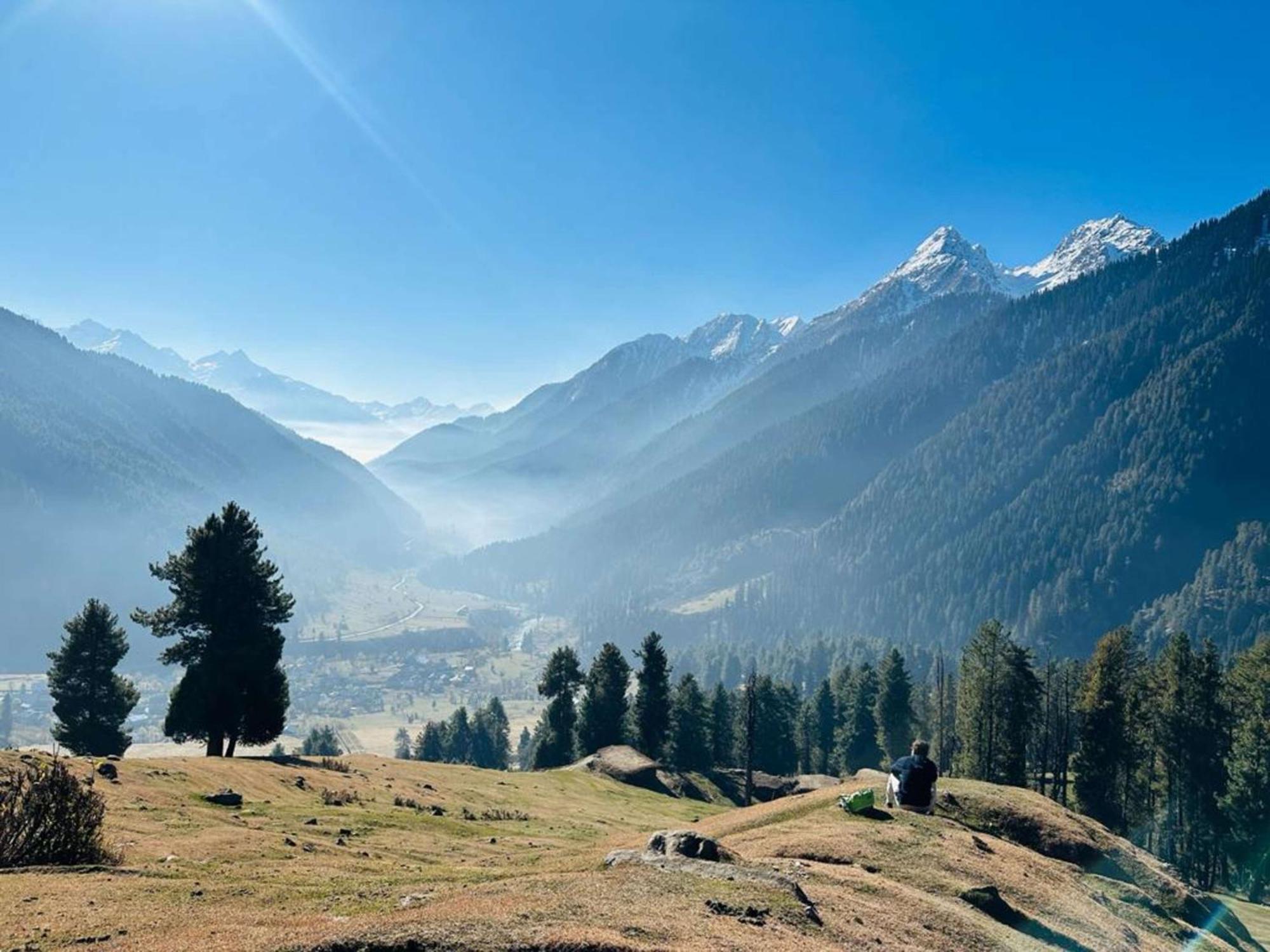 Radisson Golf Resort Pahalgam Bagian luar foto